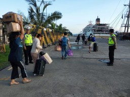 Personil Kamseltibcarlantas Polsek Benoa Berikan Keamanan di Pelabuhan Benoa