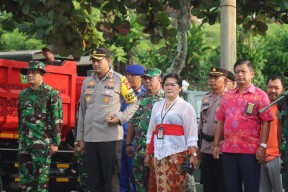 Kapolres Tabanan Hadiri Aksi Bersih Pantai dan Penanaman Pohon