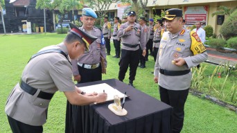 Polresta Denpasar Gelar Upacara Penyerahan Jabatan Wakapolresta
