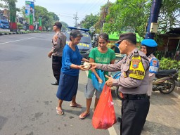 Bertajuk Jumat berkah Polsek Tanggulangin Berbagi Nasi Bungkus Untuk Masyarakat