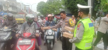 Kapolsek Simokerto Ajak Anggotanya Untuk Peduli Kepada Warga Kurang Mampu