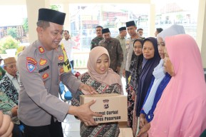 Gelar Jumat Curhat Polres Pasuruan Salurkan Bantuan Sosial Untuk Warga Lemahbang