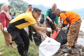 Polres Ponorogo Gandeng TNI dan Relawan Gotong Royong Bersihkan Sampah di Telaga Ngebel