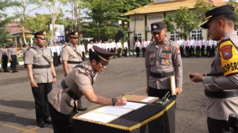 AKBP Siswantoro Pimpin Serah Terima Jabatan Kasat Reskrim Polres Sampang dan Kapolsek Kedundung