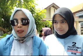 Hj. Mimik Idayana Anggota DPRD Sidoarjo Dari Fraksi Gerindra Bagikan 400 Makanan dan Susu Gratis