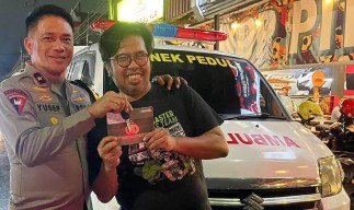 Polda Jatim Beri Satu Unit Ambulace Untuk Bonek Rescue Bentuk Apresiasi Kedewasaan Suporter