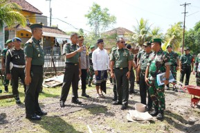 Tinjau Rehab Rumah Dinas Swakelola Asrama Kipan C Yonif 741/GN