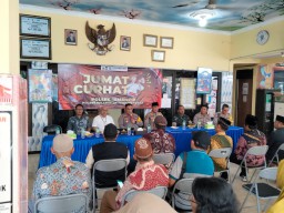Jumat Curhat, Kapolres Pelabuhan Tanjung Perak Minta Masyarakat Laporkan Gangguan Kamtibmas di Wilayahnya