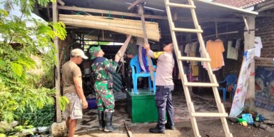 Polsek/Koramil Tanggulangin Kompak Bahu Membahu Cek Rumah Korban Terdampak Angin Puting Beliung