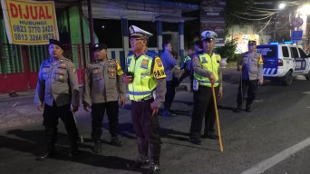 Gabungan Tiga Polsek Pantau Lokasi Rawan Tawuran Dengan Membawa Tongkat