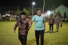 Wabup Subandi Resmikan Lampu Penerangan Lapangan Desa Pagerwojo