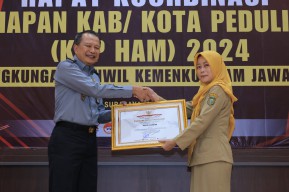 Kemenkumham Jatim Serahkan Penghargaan Peduli HAM Pada 12 Kabupaten/Kota di Jawa Timur