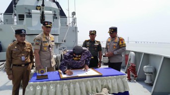 Komandan Lanal Batuporon dan Forkopimda Bangkalan Laksanakan Penandatanganan Naskah Perjanjian Hibah Daerah (NPHD) Pengamanan Pemilu 2024 di KRI Soputan-932