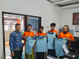 Berikan Pelayanan Optimal, Lapas Singaraja Bagikan Baju Dinas Kepada WBP