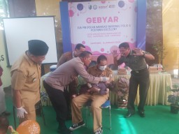 Sukseskan Giat Sub PIN Polio, Polres Sampang Kawal Nakes Lakukan Imunisasi
