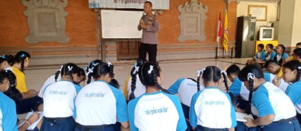 Kanit Binmas Polsek Dentim Berikan Materi TCUB, Pembekalan Siswa Siswi Sekolah