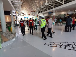 Keamanan Terminal Keberangkatan Domestik Dikondisikan Personil Polres Bandara Ngurah Rai 