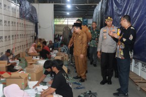 Pastikan Logistik Pemilu Aman, Kapolres Pasuruan Bersama Forkopimda Tinjau Gudang Logistik
