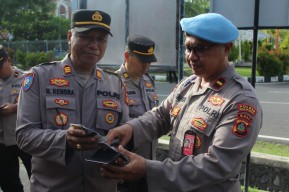 Sipropam Polres Bandara Ngurah Rai Periksa Surat Kelengkapan Diri Anggota 
