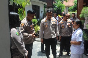 Kapolres Bandara Ngurah Rai Home Visit Anggotanya Yang Sakit 