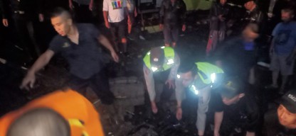 Polres Batu Bersama BPBD Bersihkan Material Akibat Banjir, Akses Jalan di Desa Beji Kembali Lancar