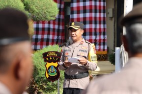 Wakapolres Badung Kompol Prama Berikan Penghargaan Kepada Personil Prestasi 