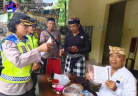 Subsatgas Binmas Sosialisasikan Pemilu Damai dan Bagikan Brosur Kamtibmas 