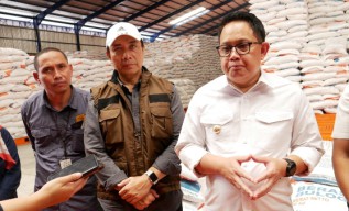 Pj Gubernur Jatim Adhy Karyono Lakukan Kunjungan Kerja Tinjau Gudang Bulog Sidoarjo dan Pasar Larangan