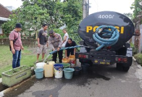 Polres Malang Salurkan Bantuan Air Bersih Untuk Warga Dusun Pepen