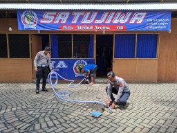 Tindaklanjuti Jumat Curhat, Polres Malang Salurkan Bantuan Pompa Air Untuk Pedagang di Stadion Kanjuruhan
