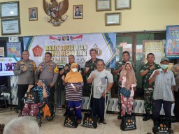 Polres Pelabuhan Tanjung Perak Gelar Bakti Kesehatan Dalam Rangka Bulan Bakti TNI - Polri