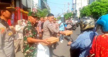 TNI-Polri Simokerto Bersihkan Kelenteng BoenBio Kapasan dan Bagikan 200 Nasi Kotak