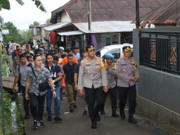 Pimpin Geledah Rumah Tersangka, Kapolres Buleleng Temukan Senpi