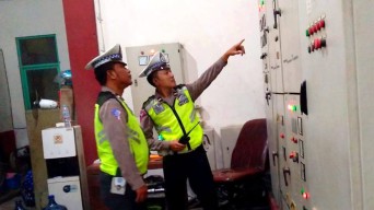 Polsek Simokerto Lakukan Pengecekan Debit Air dan Mesin Pompa Air Untuk Cegah Banjir