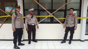 Kapolsek Simokerto Pimpin Pengawalan Distribusi Logistik Pemilu