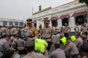 Apel Gelar Perlengkapan Personil Pengamanan TPS Pemilu 2024 Polrestabes Surabaya