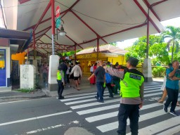 Personil Polres Bandara Atur Lalin Solaria Demi Lancarnya Masyarakat Melintas