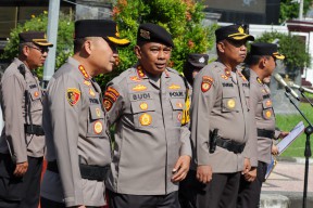 Pastikan Kelancaran Tahap Pemungutan Suara, Polrestabes Surabaya Gelar Apel Pergeseran Pasukan Personel Pengamanan TPS Pemilu 2024