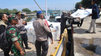 Gunakan Kapal Patroli, Polres Probolinggo Kota Kawal Distribusi Logistik Pemilu 2024 ke Pulau Gili Ketapang