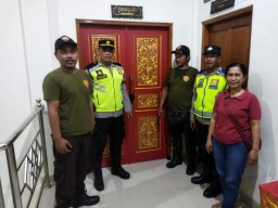 Kontrol Kantor Desa Dengan BLP Pawas Polsek Denbar Cek Penyimpanan Kotak Pemilu