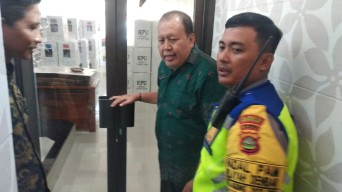 Kapolsek Denbar Pantau Distribusi Logistik Pemilu 2024 Ke Setiap Banjar