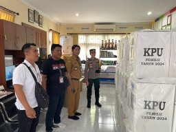 Polsek Densel Kawal Ditribusi Logistik Pemilu 2024 ke Desa dan Kelurahan Se-Kecamatan Denpasar Selatan