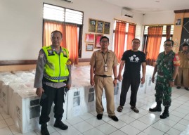 Sinergi Bhabinkamtibmas, Babinsa dan Linmas Lakukan Pengamanan Logistik Pemilu