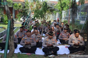Wujudkan Pemilu Damai, Personil Polres Bandara Doa Bersama