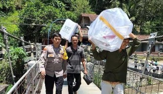 Polisi Bersama TNI di Pacitan Tempuh Medan Terjal Demi Amankan Distribusi Logistik Pemilu