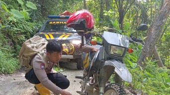 Perjuangan Polisi di Banyuwangi Kawal Logistik Pemilu Seberangi Tiga Sungai Besar Tanpa Jembatan