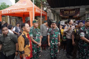 Pangdam IX/Udayana bersama Forkopimda Bali Meninjau TPS, Yakinkan Pemili Berjalan Aman dan Lancar