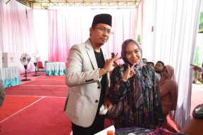 Nyoblos di TPS 09 Bersama Gus Ali, Gus Muhdlor dan Ning Sasha Tunjukkan Jari Celup Tinta