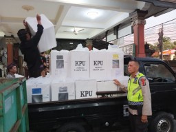 Pergeseran Kotak Suara Pemilu 2024 Dikawal Lansung Polsek Denbar Bersama Tiga Pilar 