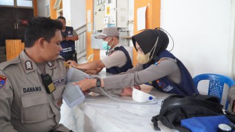 Pastikan Proses Pentahapan Pemilu 2024 Berjalan Lancar, Sie Dokkes Polrestabes Surabaya Beri Layanan Kesehatan